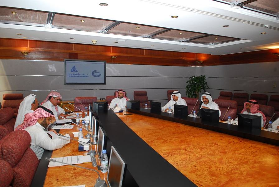 لقاء موسع للمستثمرين في قطاعي النقل البحري والزراعة بغرفة الشرقية