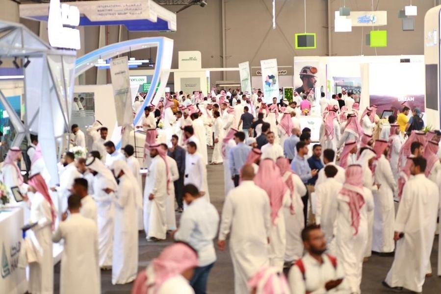معرض «وظائف 2022» ... يواصل استقبال طالبي العمل من شباب الشرقية