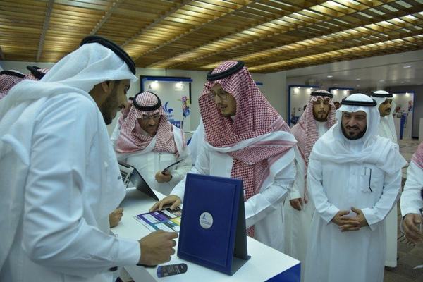 نائب امير المنطقة الشرقية يزور معرض التطبيقات الالكترونية ويكرم الفائزين