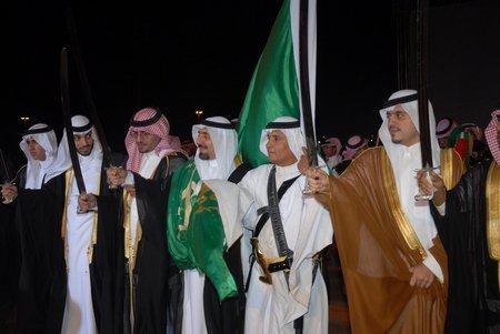 الامير جلوي يشارك الأهالي احتفالهم بالعيد واليوم الوطني