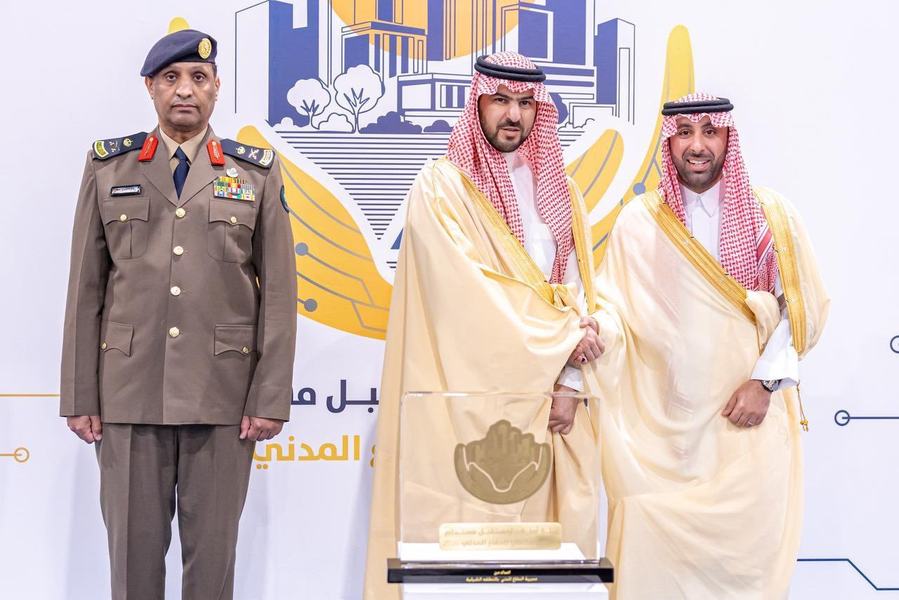سمو نائب أمير المنطقة الشرقية يُكرم غرفة الشرقية في حفل اليوم  العالمي للدفاع المدني