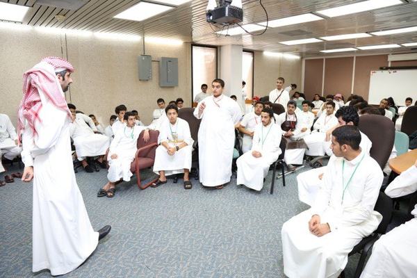 مركز تنمية المنشآت الصغيرة والمتوسطة بغرفة الشرقية ينظم برنامج "رياديون" في ثانوية الظهران