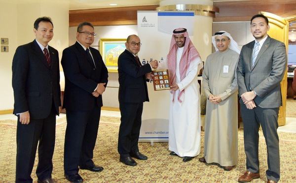 وفد تجاري ماليزي يبحث دعم قطاع المنشآت الصغيرة والمتوسطة بغرفة الشرقية