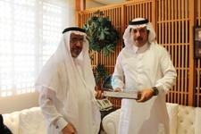 الراشد يكرم اللجنة العاملة في جائزة القصيبي