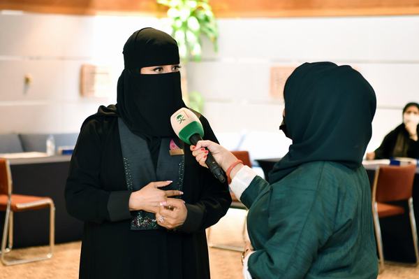 استقطاب 30 طالبة عمل من ذوي الاحتياجات الخاصة في نشاط التزيين والتجميل