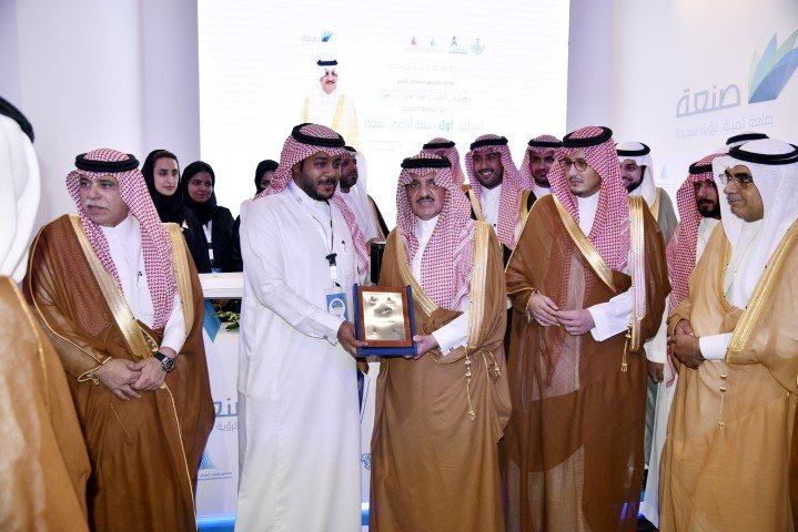 امير المنطقة الشرقية يسلم اول دفعة من المستثمرين من رواد ورائدات الاعمال أراضي صناعية ضمن مبادرة "صنعة"